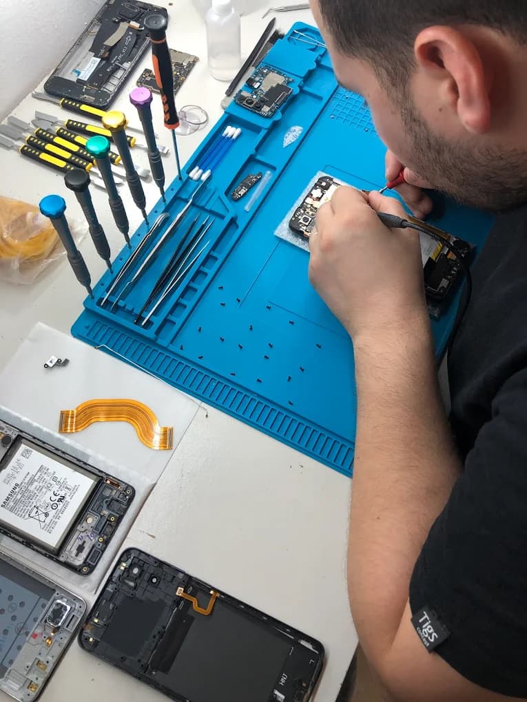 Bancada de manutenção com ferramentas e aparelho em reparo